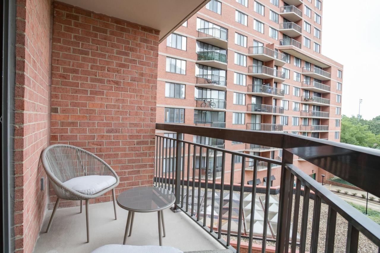Modern & Charming Apt With Rooftop @Pentagon City Arlington Bagian luar foto