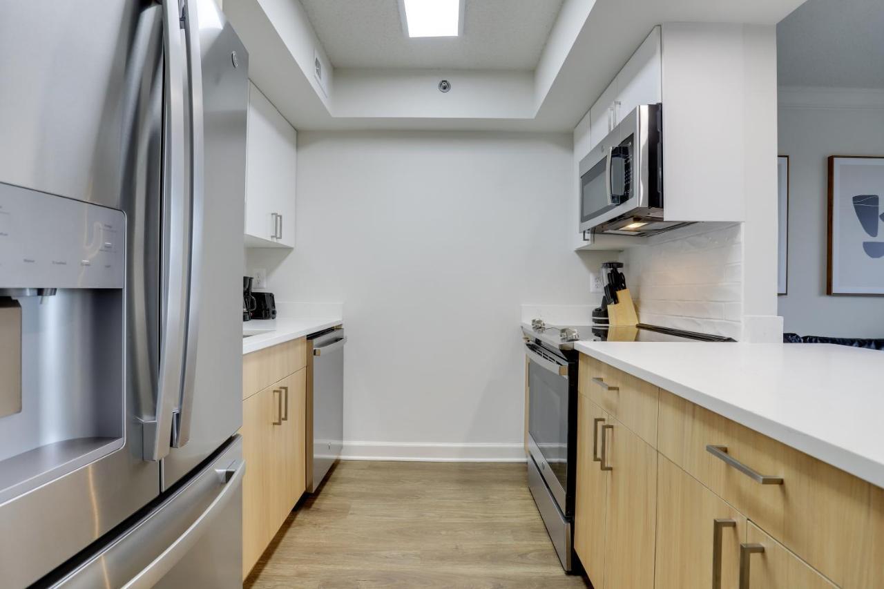 Modern & Charming Apt With Rooftop @Pentagon City Arlington Bagian luar foto