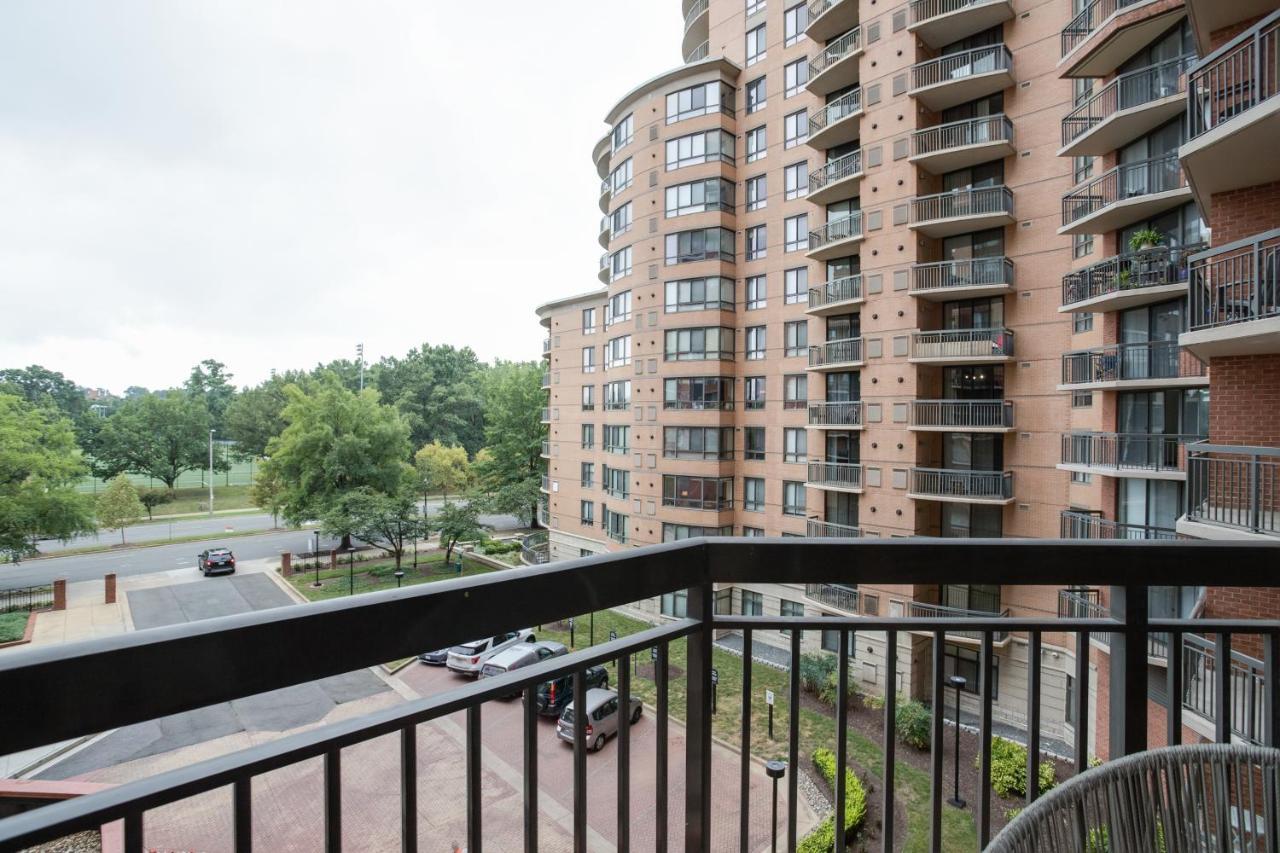 Modern & Charming Apt With Rooftop @Pentagon City Arlington Bagian luar foto