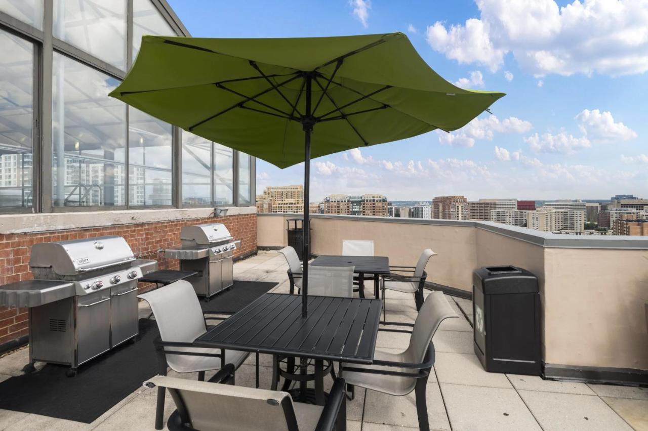 Modern & Charming Apt With Rooftop @Pentagon City Arlington Bagian luar foto
